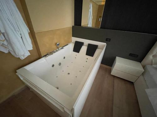Imagen de la galería de Luxury Jacuzzi Suite- Astir,Tirana, en Tirana