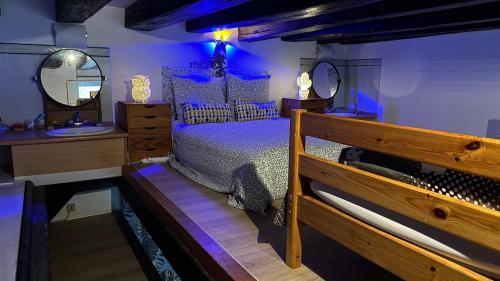 - une chambre avec un lit, un miroir et un lavabo dans l'établissement Cosy loft au coeur de Nantes centre ville, à Nantes