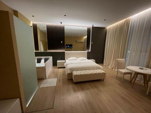 Cama o camas de una habitación en Luxury Jacuzzi Suite- Astir,Tirana