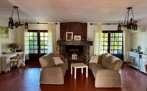 a living room with two couches and a fireplace at Idyllisches Landhaus in Bella Vista