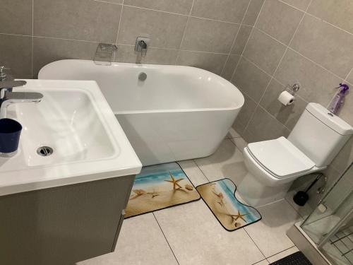 Un baño de PheloSkye, 13km from OR Tambo In
