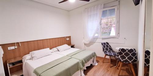 Posteľ alebo postele v izbe v ubytovaní Hostal Cachiño
