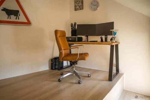 an office with a desk with a computer and a chair at Chez Millouz - Triplex semi-troglodyte in Pontoise