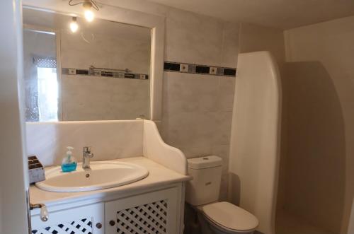 Koupelna v ubytování SPILIOTICA HOSPITALITY Cave Traditional House on the cliff with shared pool