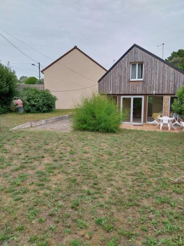 une maison avec une grande cour devant elle dans l'établissement Maison au calme proche mer, à Barneville-Carteret