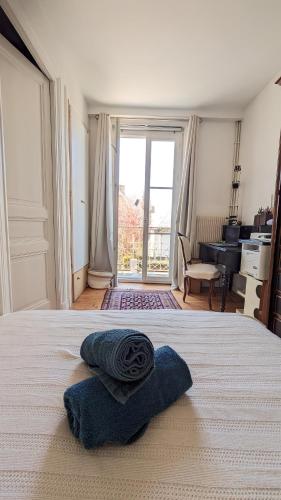 une chambre avec un lit avec deux serviettes dessus dans l'établissement Maison familiale hyper centre avec patio 6-7pers, à Villers-sur-Mer