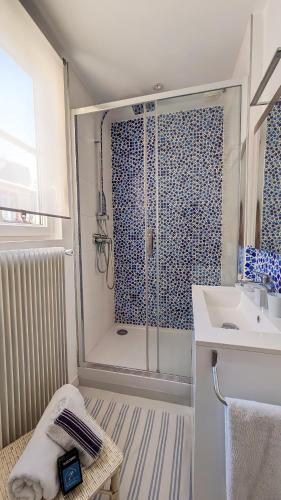 une salle de bain avec douche et lavabo dans l'établissement Maison familiale hyper centre avec patio 6-7pers, à Villers-sur-Mer