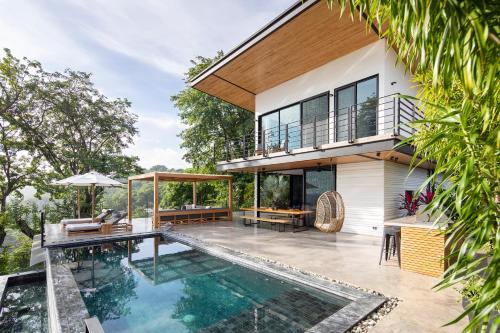 Villa Nof Yam - Luxury Ocean View, Santa Teresaの敷地内または近くにあるプール