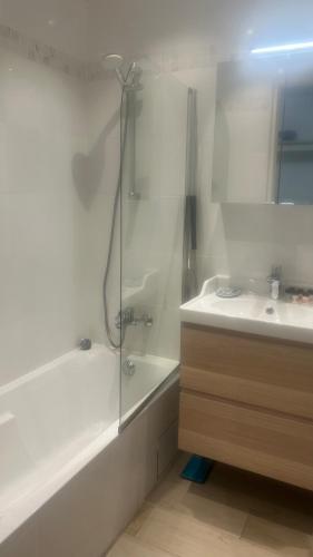 une salle de bain avec une douche, une baignoire et un lavabo dans l'établissement Bright & Spacious Studio near La Croisette, à Cannes