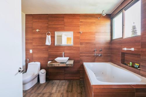 Koupelna v ubytování Lujoso y Amplio Loft con Alberca Climatizada, Dos Jacuzzis, Lujo y Amenidades, Terraza con Asador, Cuernavaca Somos los Únicos en Ofrecerte para tu Uso Personal y Exclusivo Dos Jacuzzis Premium con Agua Caliente y Sistema de Hidromasaje, Tipo Spa!
