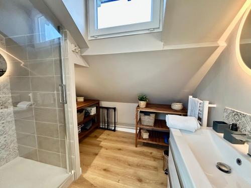 une salle de bain avec douche et lavabo dans l'établissement La belle Deauvillaise, à Deauville