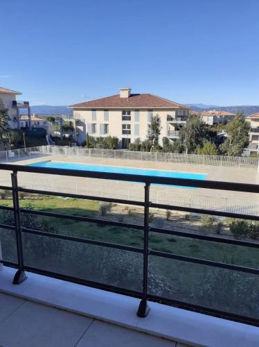 d'un balcon avec vue sur la piscine. dans l'établissement Bel appartement dans une résidence avec piscine, à Roquebrune-sur Argens