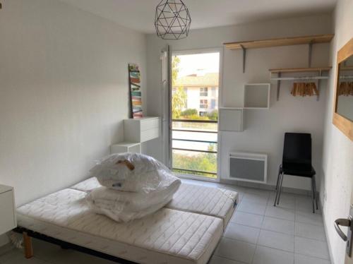 Cette chambre comprend un lit avec un sac en plastique. dans l'établissement Bel appartement dans une résidence avec piscine, à Roquebrune-sur Argens