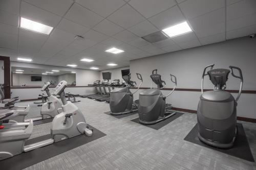 a gym with treadmills and machines in a room at Modern 1 Bedroom Apartment with 2 TVs Fast WiFi and Free Parking in Cleveland