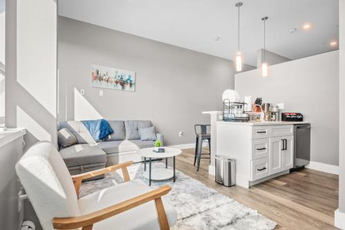 a living room with a couch and a table at Modern 1 Bedroom Apartment with 2 TVs Fast WiFi and Free Parking in Cleveland