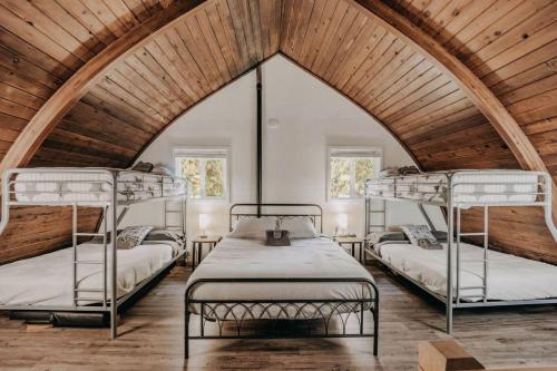 Giường trong phòng chung tại 78MBR - Wood Stove - WIFI- Pets Ok - BBQ - Sleeps 6