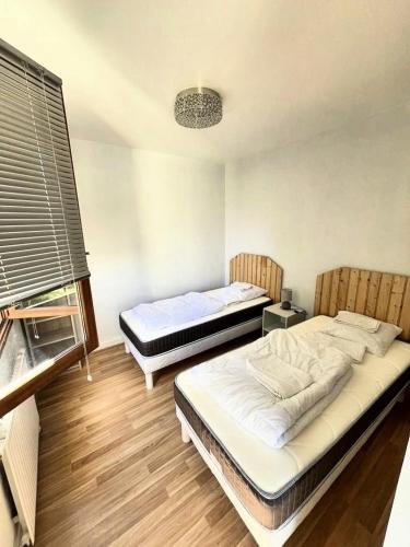 une chambre avec deux lits et une fenêtre dans l'établissement Maison 3 chambres - Royan, à Royan