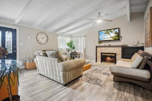 a living room with two couches and a fireplace at The Perfect Vacation Spot Near Six Flags Magic Mountain in Santa Clarita