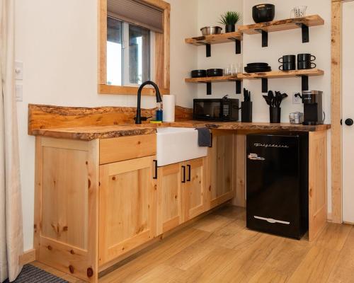 Una cocina o cocineta en Tiny Cabin #1 at The Cedars
