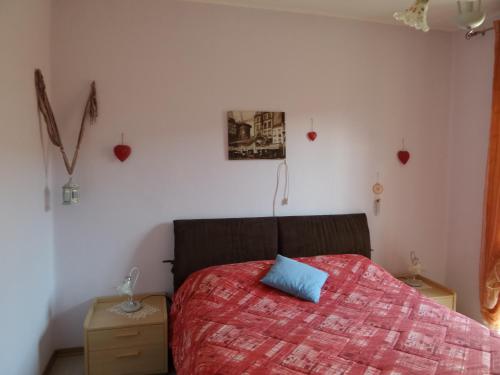 A bed or beds in a room at Alloggio azzurro CIR Aosta 0099