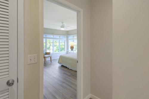 Stylish Longboat Key townhome minutes to beach Ospreys Nestにあるベッド