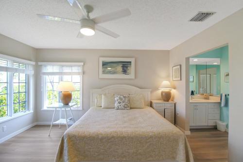 ロングボート・キーにあるStylish Longboat Key townhome minutes to beach Ospreys Nestのベッドと天井扇風機のある寝室