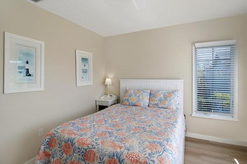 Stylish Longboat Key townhome minutes to beach Ospreys Nestにあるベッド