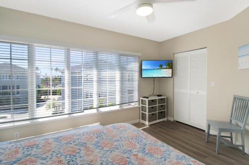 Stylish Longboat Key townhome minutes to beach Ospreys Nestにあるテレビまたはエンターテインメントセンター