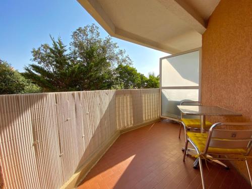 d'un balcon avec une table et des chaises sur une clôture. dans l'établissement Le st françois, à Fréjus