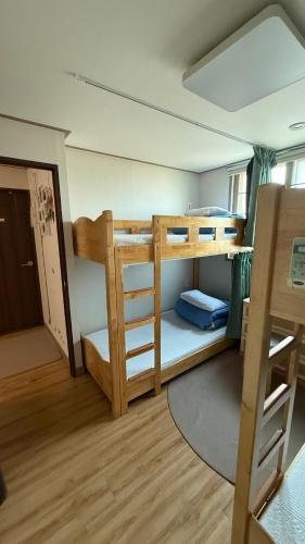 Ein Bett oder Betten in einem Zimmer der Unterkunft Ganderak Guesthouse