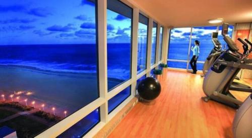 - une salle de sport avec vue sur l'océan dans l'établissement Hilton Vacation Club Ocean Beach Club, à Virginia Beach