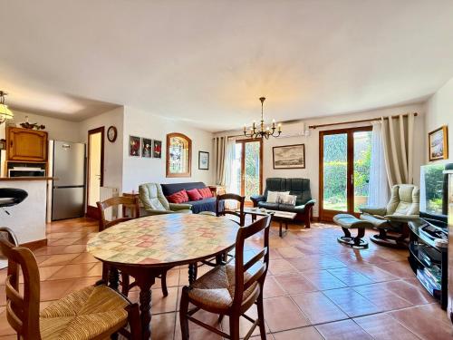 une cuisine et un salon avec une table et des chaises dans l'établissement Maison provençale - Plage 500m, à Carqueiranne