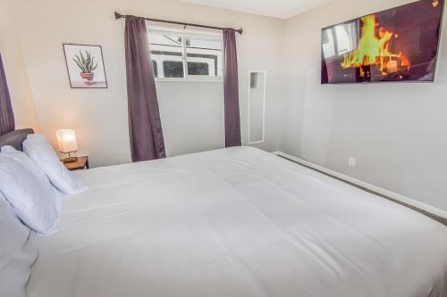 Awesome Two Bedroom Family Upper Unit in Denver في دنفر: غرفة نوم بسرير أبيض ونافذة