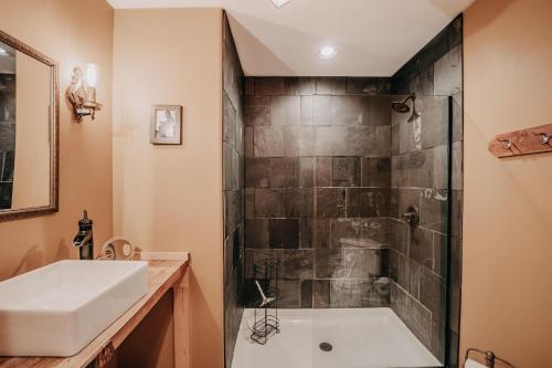 ein Badezimmer mit Badewanne, Waschbecken und Dusche in der Unterkunft 79MBR - Hot Tub - Pets Ok - WIFI - BBQ in Deming