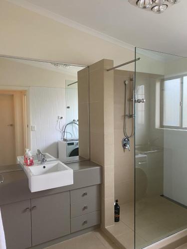 un baño con lavabo y ducha en Heavenly Hawley, en Hawley Beach