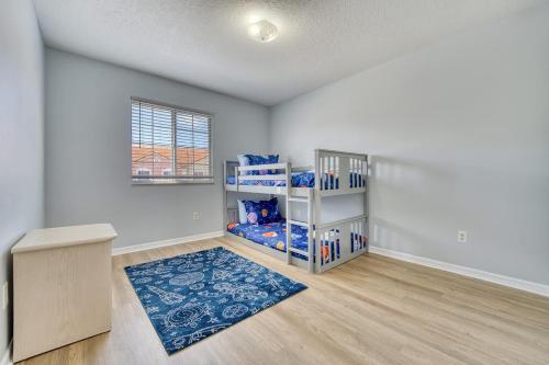 Habitación con paredes blancas y estante para libros. en Stylish Townhome Close to Disney Parks, en Kissimmee