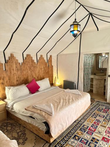 Ένα ή περισσότερα κρεβάτια σε δωμάτιο στο Luxury Desert Camps