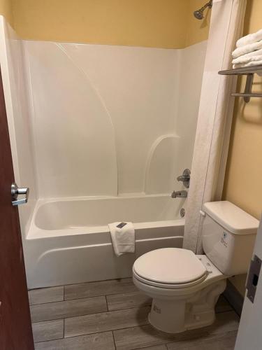 a bathroom with a toilet and a bath tub at Travelinn in Unadilla