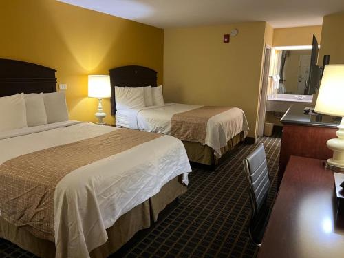 a hotel room with two beds and a window at Travelinn in Unadilla