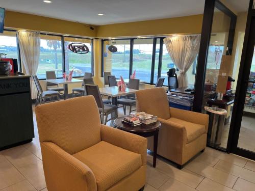 a dining room with tables and chairs and a restaurant at Travelinn in Unadilla