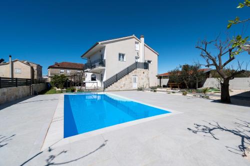 Family-friendly apartments with swimming pool Drage - Biograd - 23790