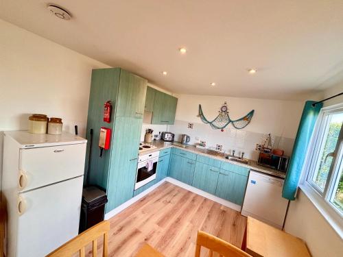 Η κουζίνα ή μικρή κουζίνα στο 5 Berth Chalet Holiday Apartment in Cornwall