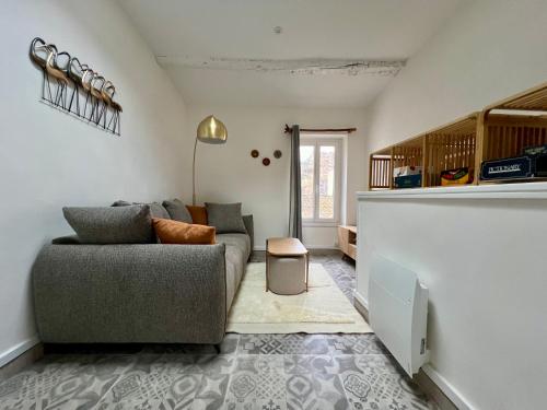 un salon avec un canapé et une table dans l'établissement La bâtisse de Coustouge, à Coustouge