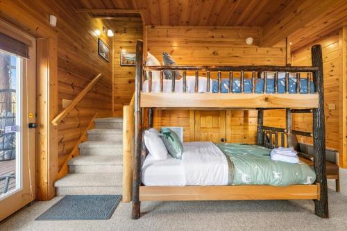 Postel nebo postele na pokoji v ubytování Rustic Cabin w Modern Comfort Minutes from Parkway