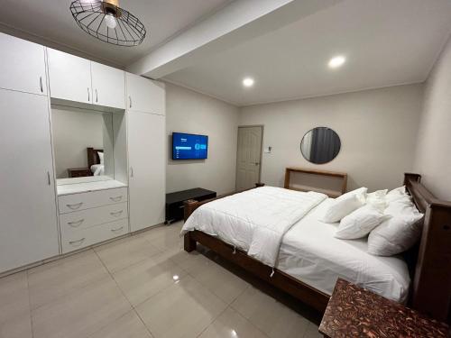 Postel nebo postele na pokoji v ubytování Zenith by Proxima Homes