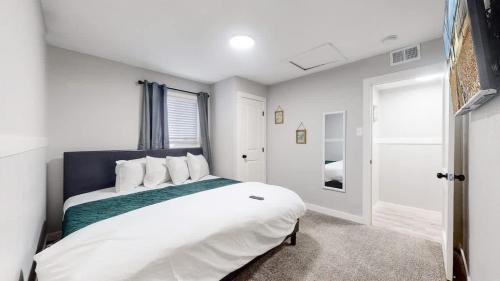 Katil atau katil-katil dalam bilik di Modern Family Home with Three King Beds Near VA & Anschutz
