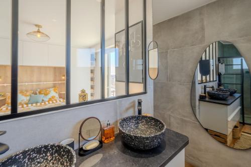 une salle de bain avec deux lavabos et un miroir dans l'établissement Appartement avec terrasse et vue mer, à Cannes