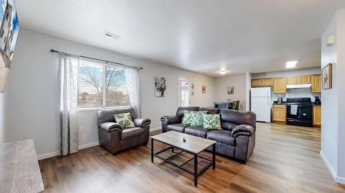 Kuchyň nebo kuchyňský kout v ubytování Great Two King Bed Rooms Near Airport Ideal Stay