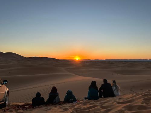 Επισκέπτες που μένουν στο Luxury Desert Camps
