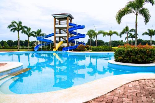 Bazén v ubytování Sotogrande Iloilo Hotel nebo v jeho okolí